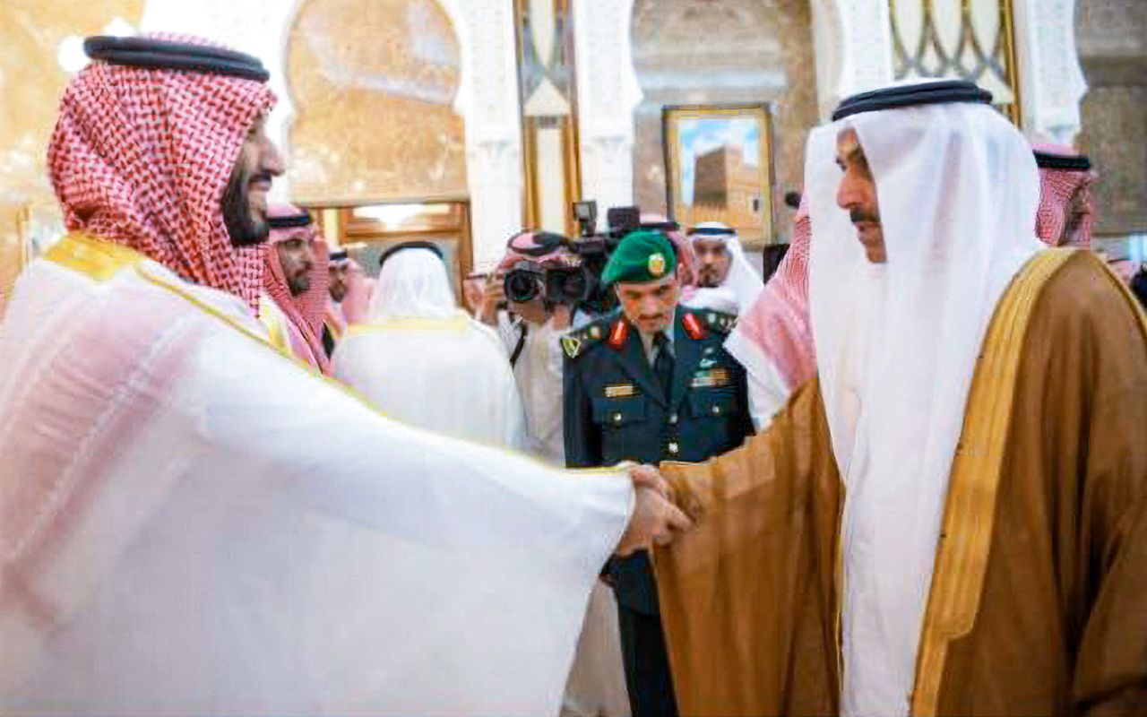 صقر غباش يلتقي ولي العهد السعودي بمنى