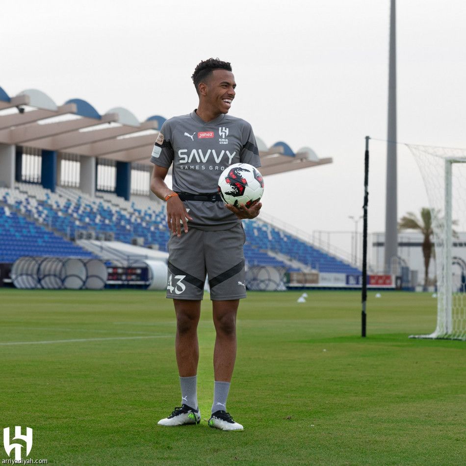 آلام الكتف تبعد العويس عن تدريبات الهلال