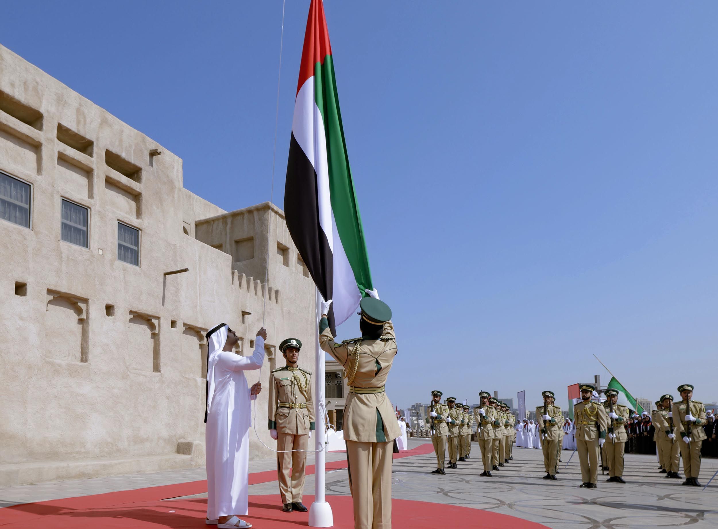 مكتوم بن محمد: الولاء والانتماء ووحدة الصف قيم تأسست عليها دولة الإمارات ويعلو بها عَلَمُها رمزاً لرفعتها