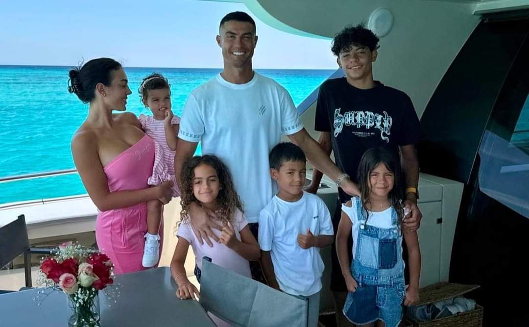 Amazing facts about the bedroom in which Ronaldo spent his red nights with Georgina during his last summer vacation. The surprise is how much it rents per night.