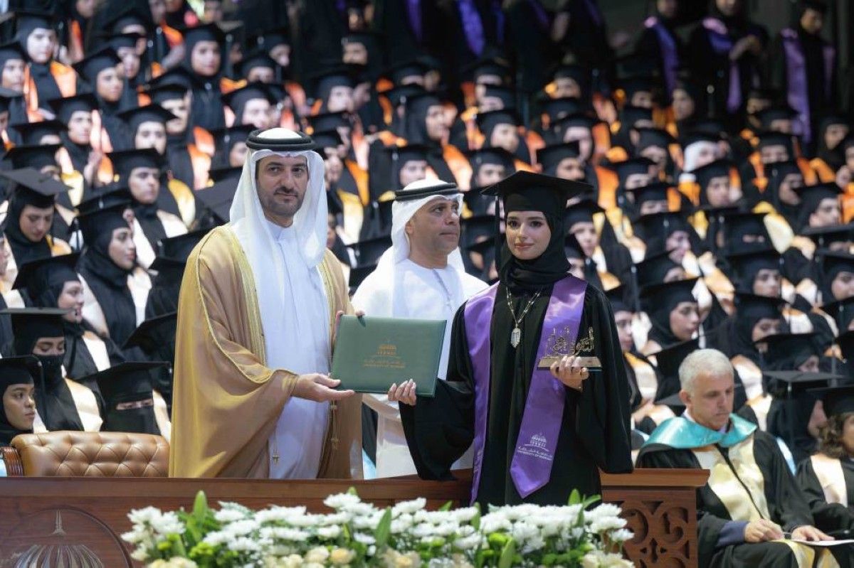 سلطان بن أحمد يشهد تخريج طالبات جامعة الشارقة دفعة خريف 2024