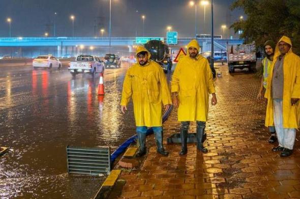 «الأشغال» تسحب مياه الأمطار.. لتأمين المرور