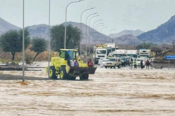 الدفاع المدني ينقذ شخصيين بعد احتجاز مركبتهم بأحد الأودية