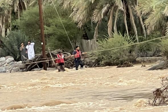 الدفاع المدني ينقد مواطن في مجري وادي بولاية قريات