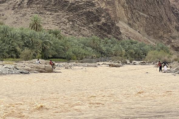 إنقاذ 3 أشخاص إثر احتجاز مركبتهم بأحد الأودية