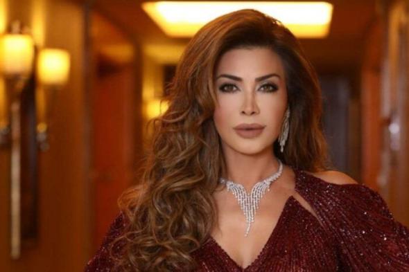 معجب يقتحم حفل نوال الزغبي في امستردام ويقدم لها هدية