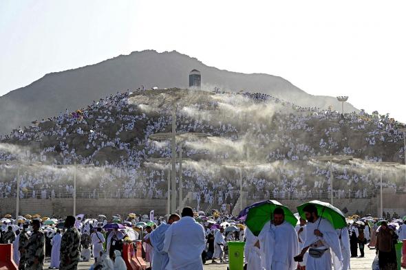 حجاج الدولة يقفون على صعيد عرفات لأداء الركن الأعظم