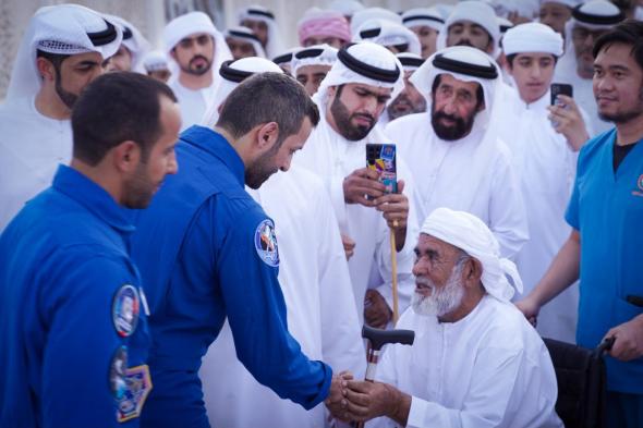 بمشاعر العز والفخار.. أم غاف تستقبل ابنها البطل سلطان النيادي