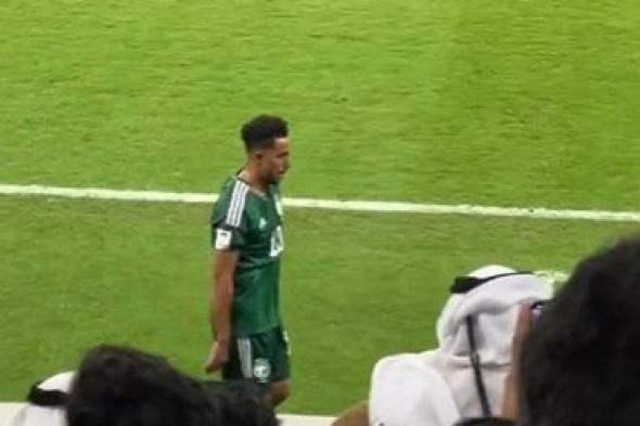 فيديو جديد للاعب سالم الدوسري أثناء استبداله في مباراة السعودية و قيرغيزستان.. فعل شيء غريب وغير متوقع!!