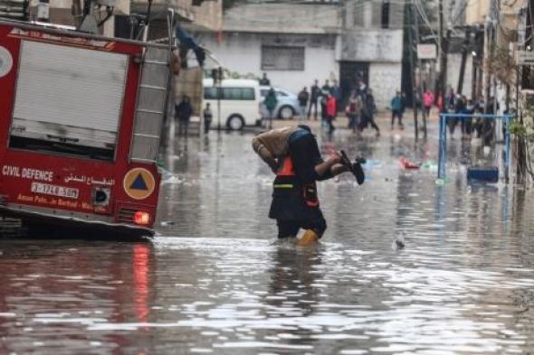 في مشهد مؤثر.. طفل بغزة يغرف مياه الأمطار بيديه من الأرض ليروي عطشة