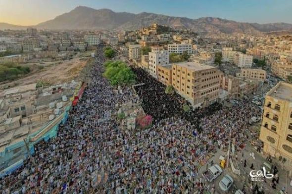 اليمن.. الآلاف يؤدون صلاة العيد في ساحة الحرية بتعز وينددون باستمرار العدوان الإسرائيلي على غزة