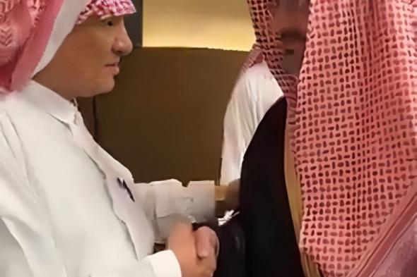 اصطحبته والدته للعيش في أمريكا وهو رضيع.. شاهد: شاب سعودي يعود إلى عائلته في المملكة بعد غياب 40 عاما