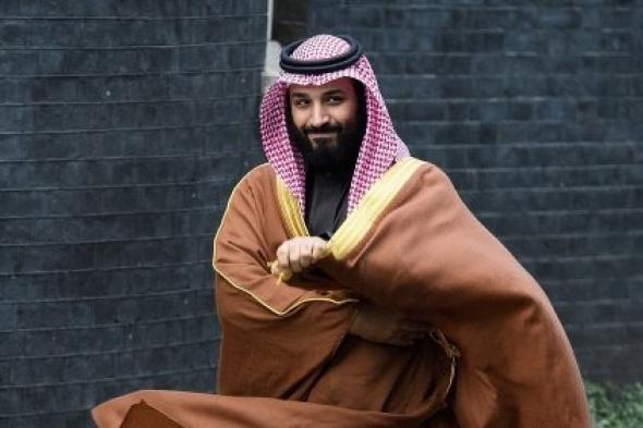 فتيات سعوديات يحاصرن محمد بن سلمان أثناء مروره في أحد شوارع الرياض بسيارته الخاصة وبدون حراسة - شاهد الفيديو