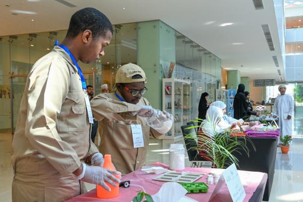 افتتاح معرض “ريادة ملهمة” بمجمع السلطان قابوس الثقافي بصلالة